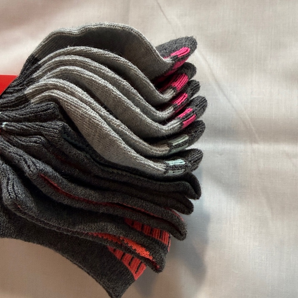 Puma Women’s Gray No Show Socks - 6 Pack
Size 9-11 - Picture 4 of 4